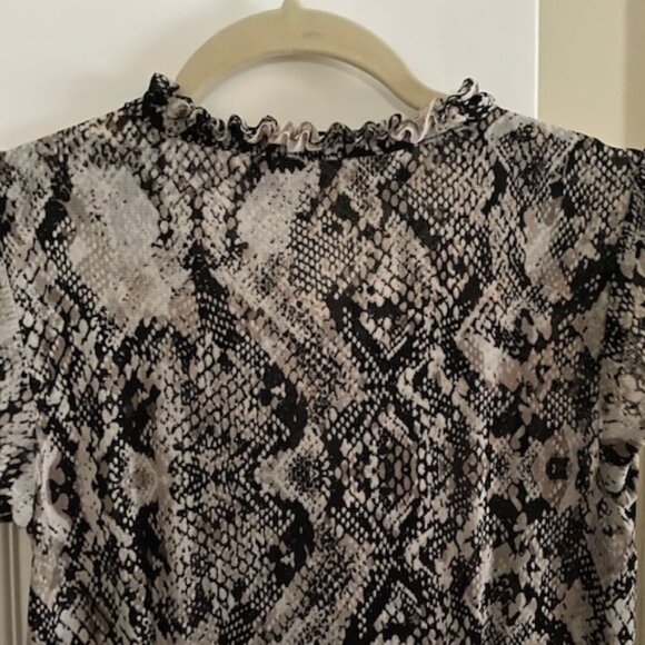 INC International Concepts Petite Medium Short Sleeved V-Neck Button Down Shirt - Picture 5 of 7